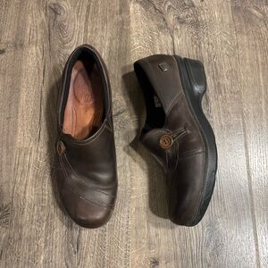 Keen Mora Brown Leather Button Accent Slip On Loafer Clog - Women's 8.5